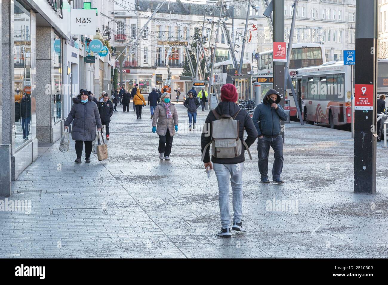 Cork, Irland. Januar 2021. Käufer nehmen in die Stadt aus Angst vor weiteren Einschränkungen, Cork City. Einkäufer, die sich die St. Patricks Street entlang machen. Viele der Straßen von Cork City wurden heute verlassen, mit Ausnahme einiger Käufer, die in die Stadt aus Angst vor weiteren Einschränkungen nahmen, die heute Abend bekannt gegeben werden sollen. Diese Einschränkungen werden vermutlich weitere Reisebeschränkungen beinhalten sowie das Stoppen von Click and Collect Dienstleistungen für nicht wesentliche Dienstleistungen. Kredit: Damian Coleman/Alamy Live Nachrichten Stockfoto