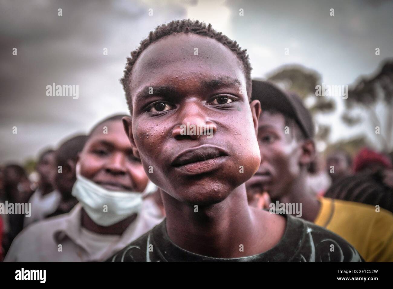 Nairobi, Kenia. Dezember 2020. Ein Fan wird beim Kauen von Khat bei einem Fußballspiel zwischen dem FC Gogo boyz aus Kibera und dem FC Ping aus Dagoreti gesehen. Kredit: Donwilson Odhiambo/SOPA Images/ZUMA Wire/Alamy Live Nachrichten Stockfoto