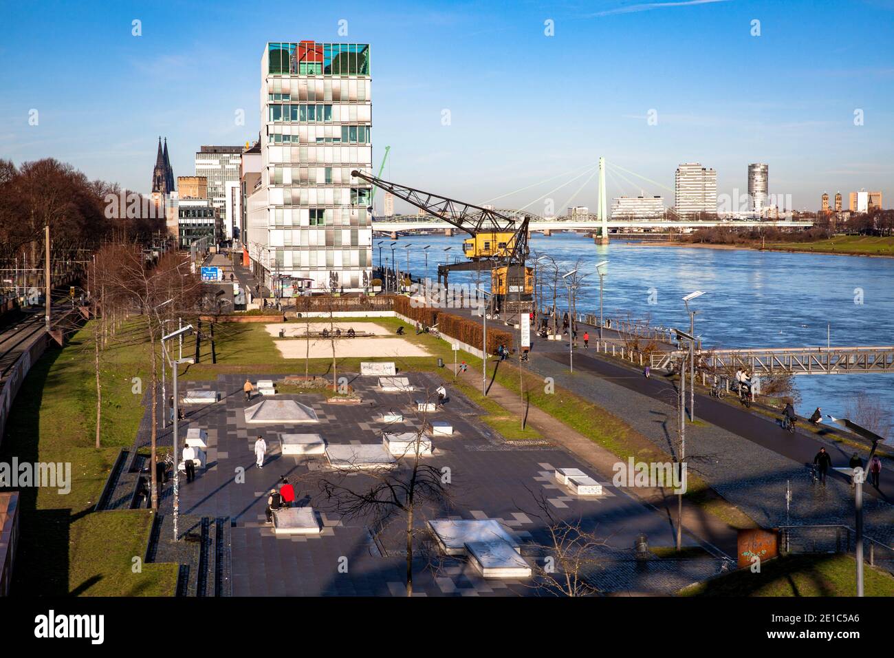 Die Skate Plaza im Rheinauer Hafen, das Bürogebäude Kap am Südkai, Architekten Engel und Zimmermann, Köln, Deutschland. Der Skate Plaza im Rhei Stockfoto