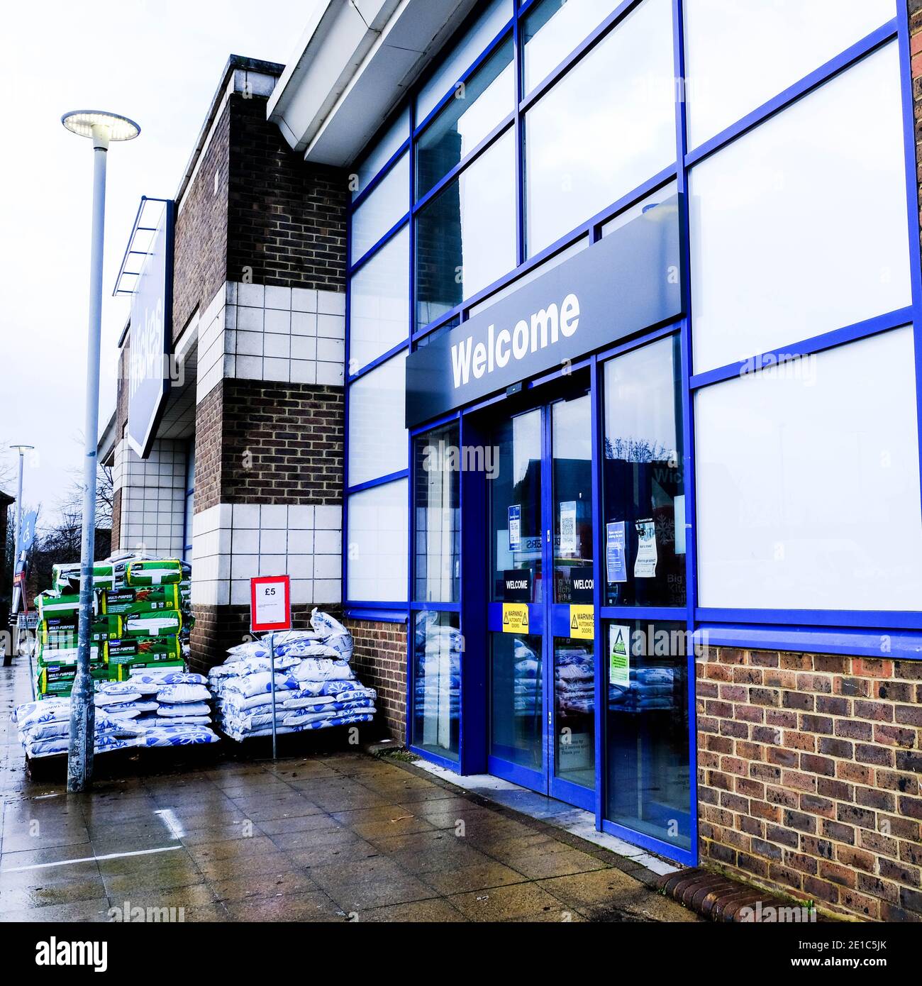 Epsom Surrey, London UK Januar 06 2021, Wickes Home Improvement Retail Chain for bathrooms and Kitchen Stockfoto
