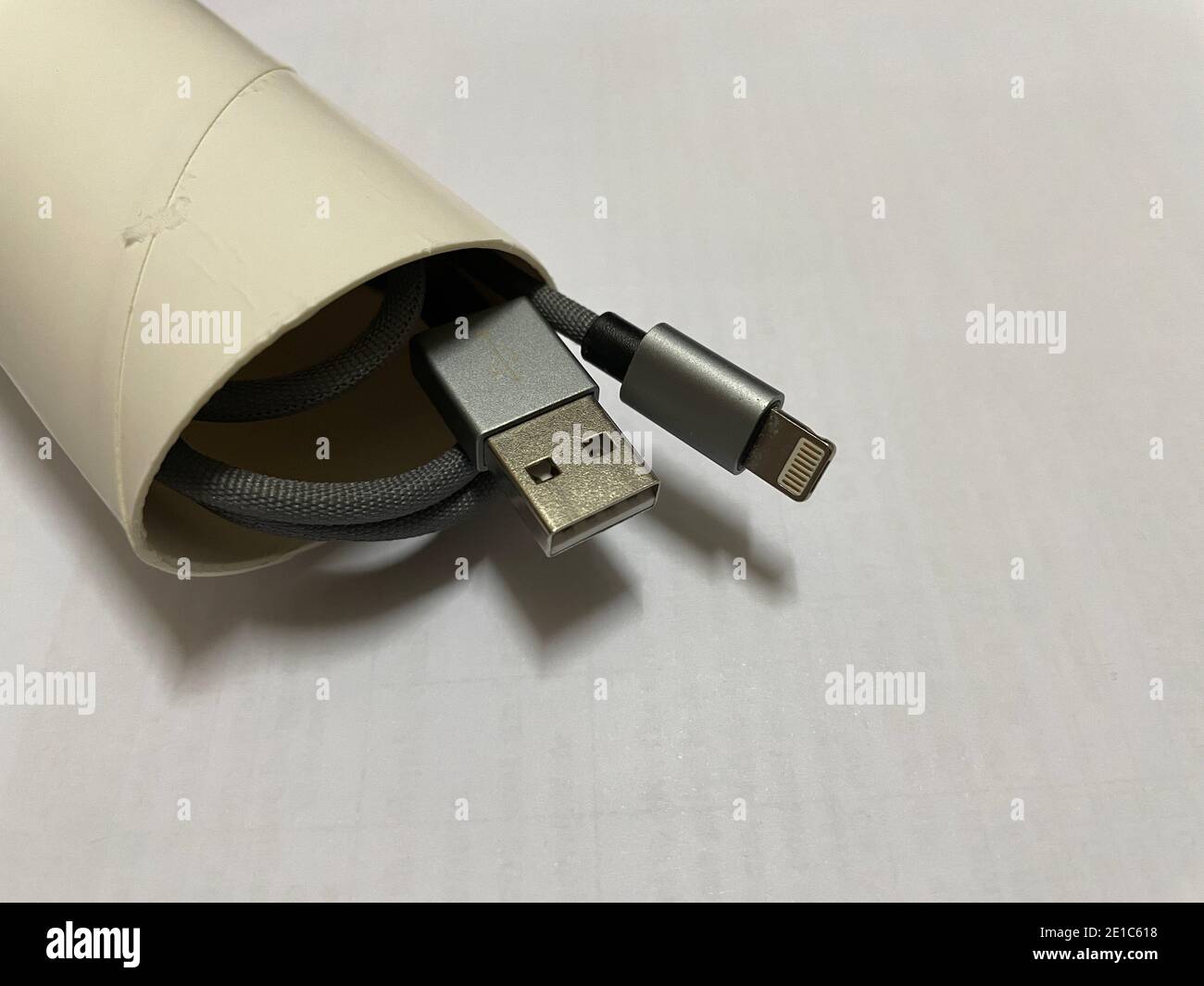 Life Hack - USB-Kabel Organizer mit Toilettenpapierrolle Oder Handtuchrolle Stockfoto