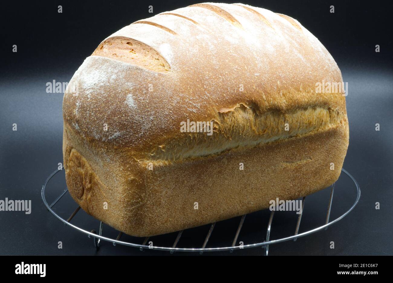Frisch gebackenes selbstgebackenes Brot auf einem Drahtkühlgestell Stockfoto