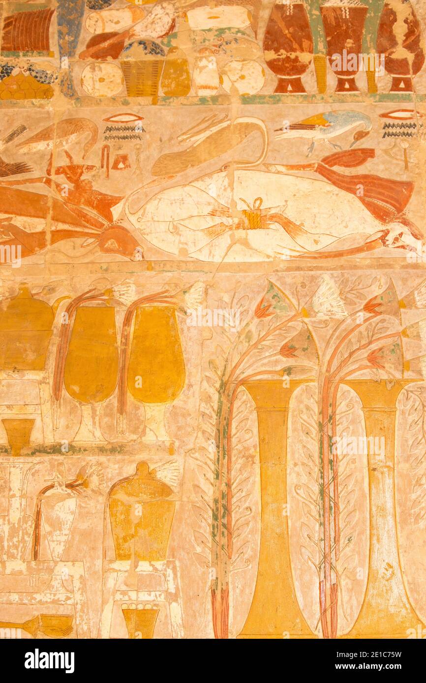 Ägypten, Luxor, West Bank, Deir Al Bahri, Reliefs in der Unteren Kapelle des Anubis im Tempel der Hatschepsut auch bekannt als Djeser-Djeseru, Heilige von Holie Stockfoto