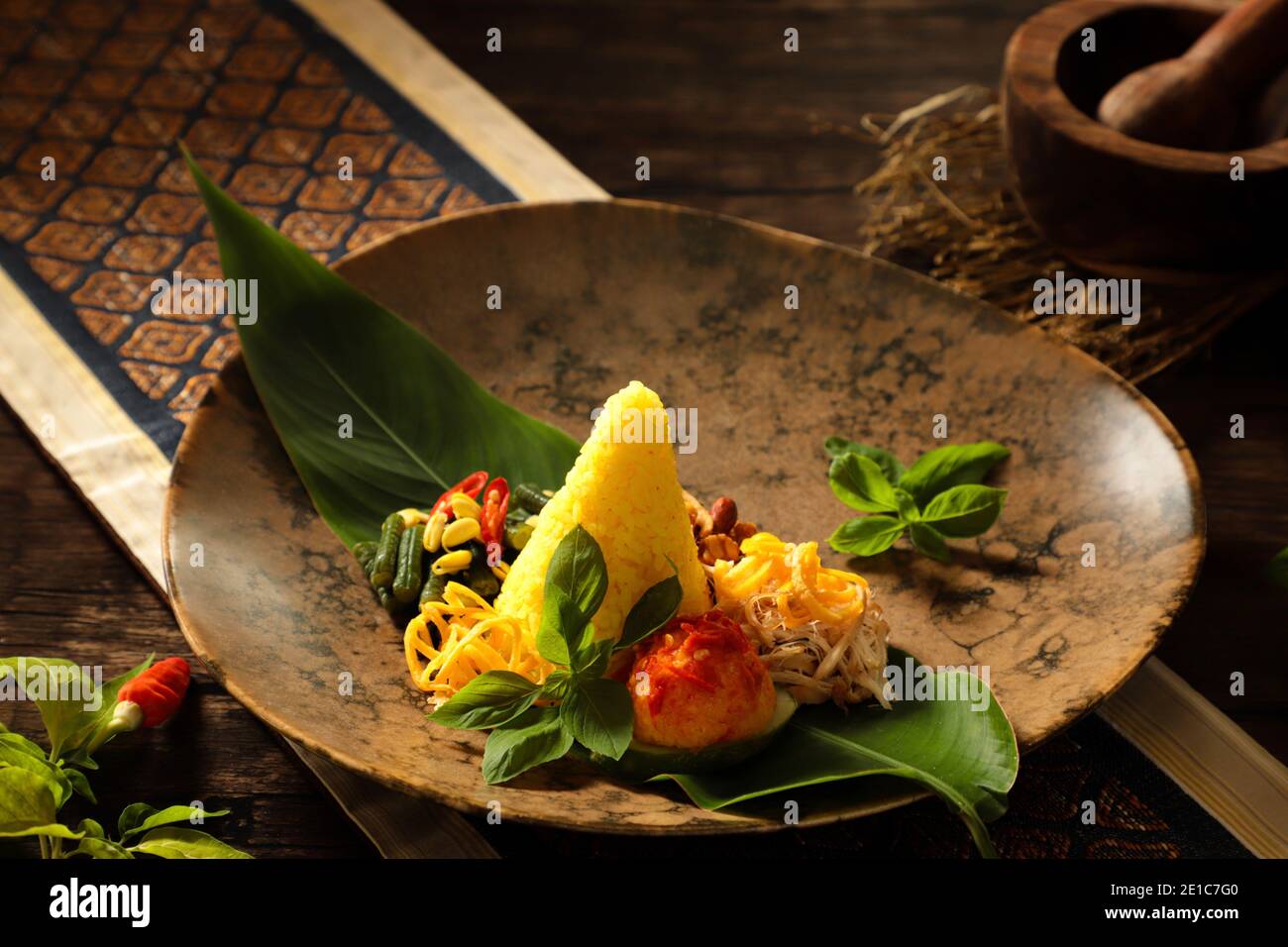 Nasi Kuning. Indonesische festliche Mahlzeit mit Kurkuma-Reis mit Beilagen. Stockfoto