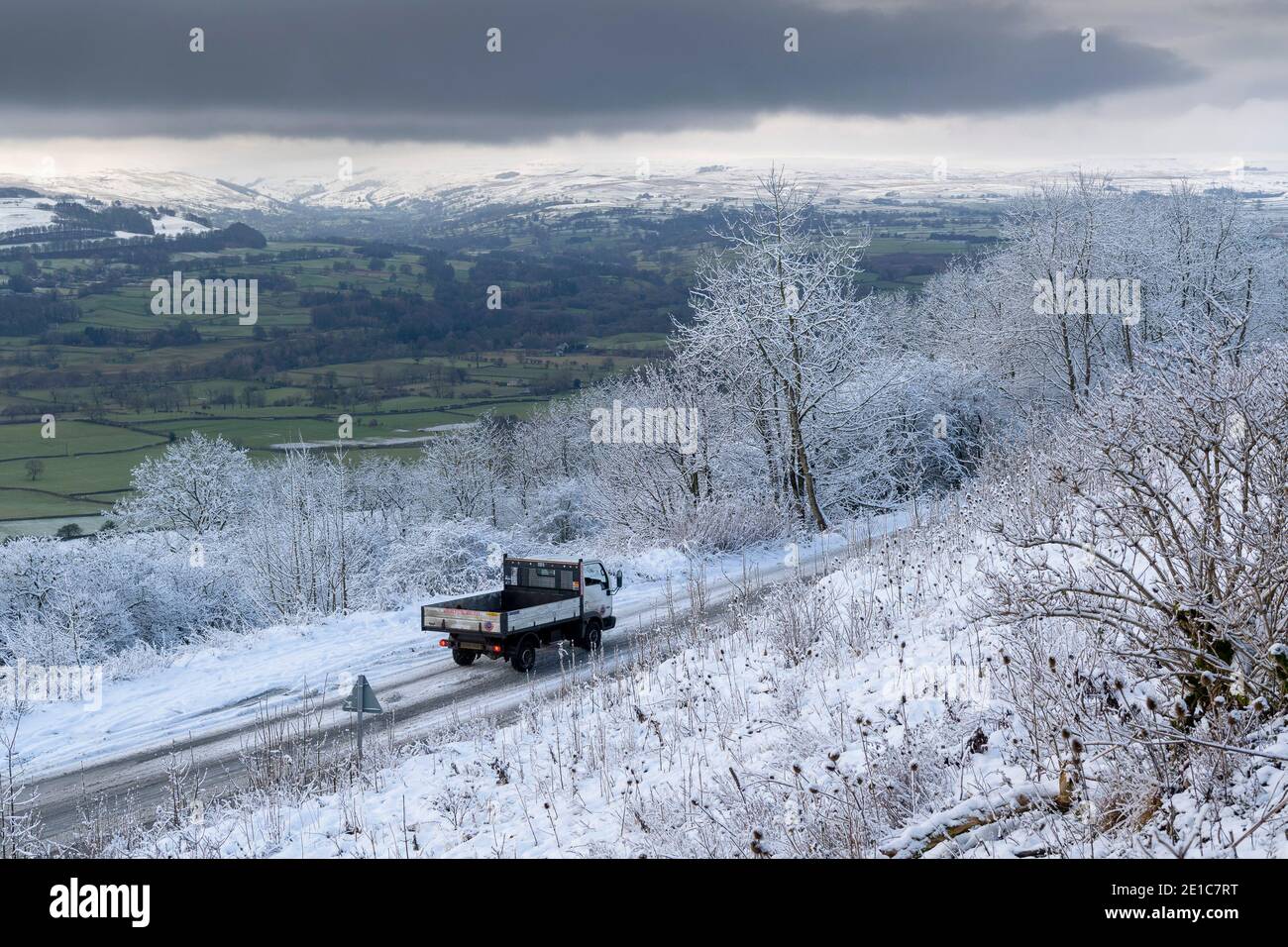 Wetter, Großbritannien. Januar 2021. Redmire, Wensleydale, Großbritannien. Schnee machte Reisen harte Arbeit auf Scarr Top über Redmire in Wensleydale, wie frischer Schnee und unter Null Temepraturen hinzugefügt, um treibende Sorgen. Quelle: Wayne HUTCHINSON/Alamy Live News Stockfoto