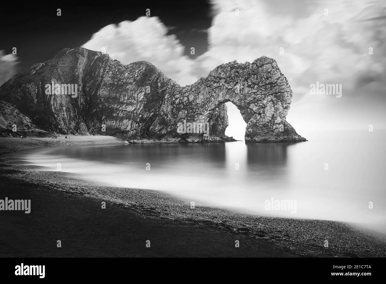 Durdle Door monochrome an der Jurassic Coastline in Dorset, Vereinigtes Königreich Stockfoto