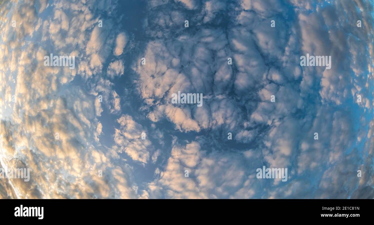Dunkelblauer Sonnenuntergang Himmel mit Stratocumulus Wolken. Natürliche Himmelsgestaltung. Element des Designs. Sky Ersatz für Verbundwerkstoffe Stockfoto