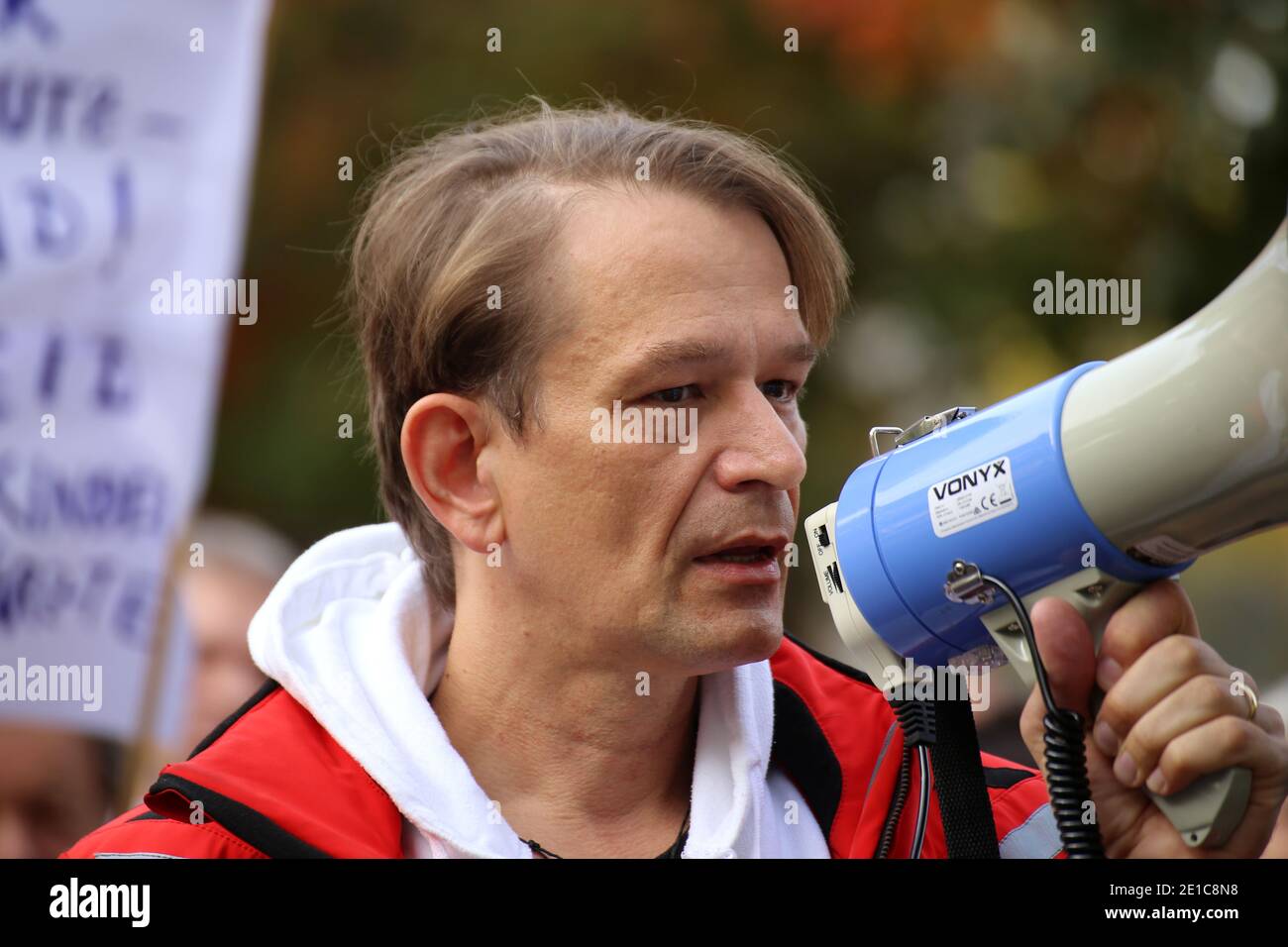 Corona-Proteste in Mannheim: Auf einer kurzfristig anberaumten Kundgebung sammeln sich mehrere Hundert Gegner der aktuellen Coronamaßnahmen. Unter Stockfoto