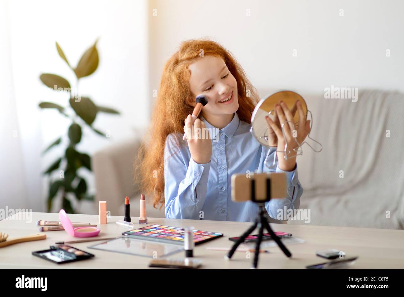 rothaarige-teen-girl-aufnahme-ihrer-sch-nheit-blog-tun-make-up