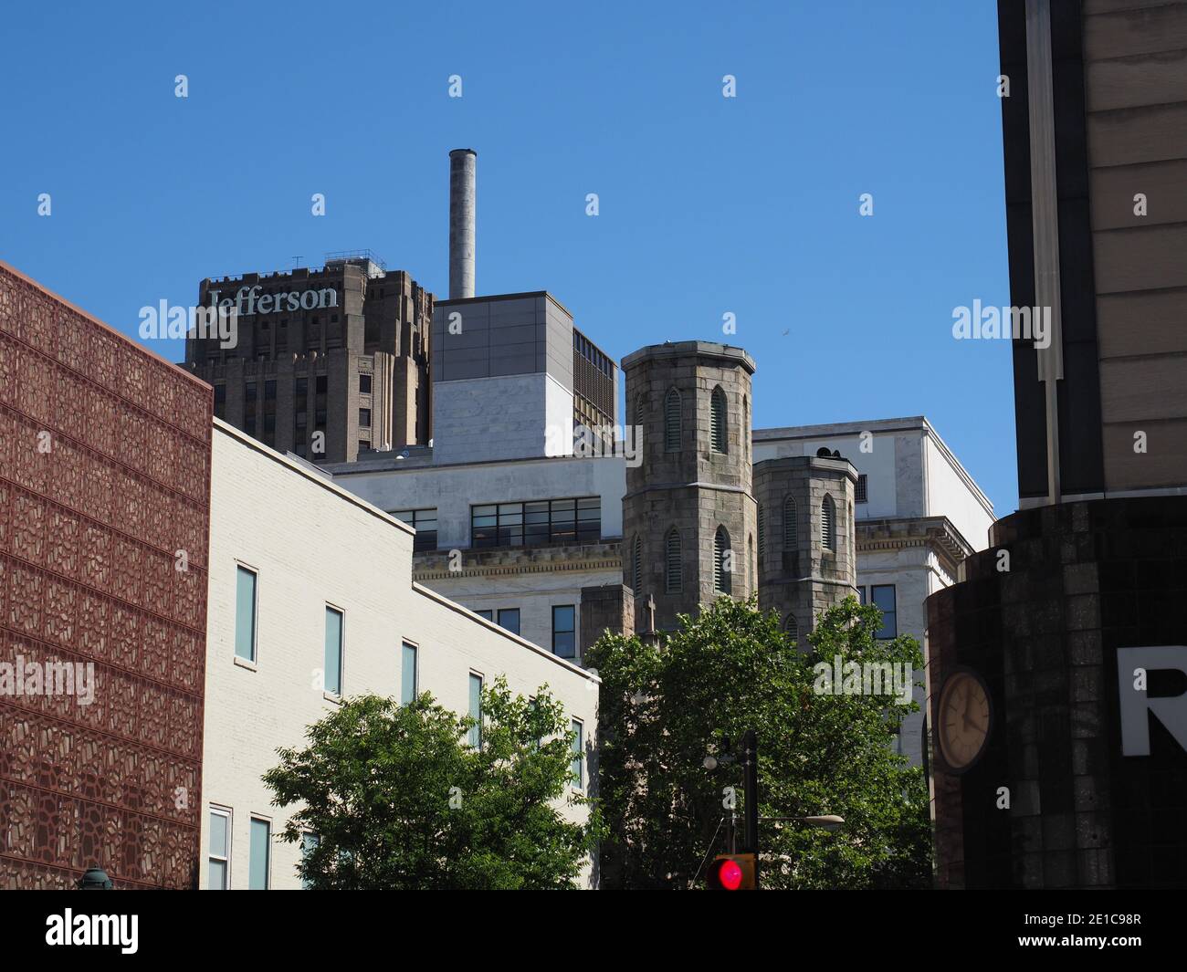 Stephen's Episcopal Church und das Edison Building. Stockfoto