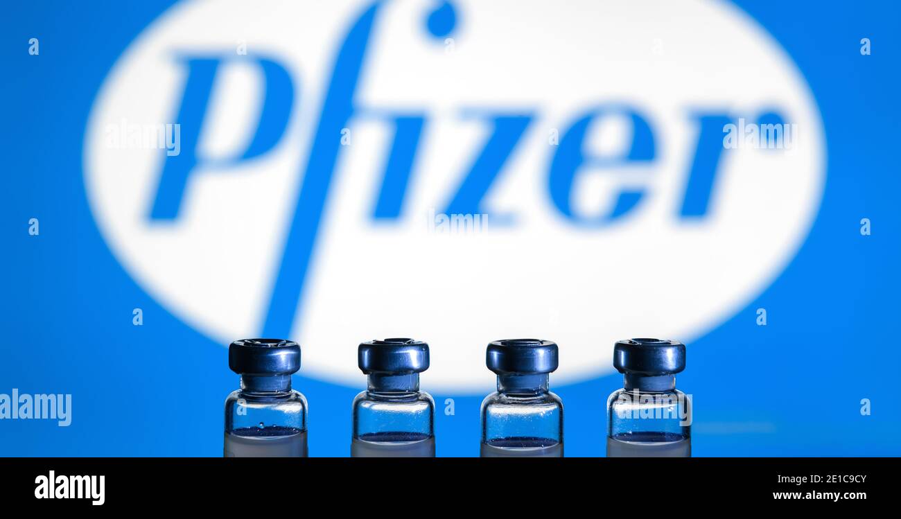 Moskau - 5. Jan 2021: Pfizer COVID-19-Impfstoff, medizinische Flaschen mit US-Impfstoff gegen Coronavirus auf Logo-Hintergrund. Konzept der Corona-Virus-Droge, injec Stockfoto