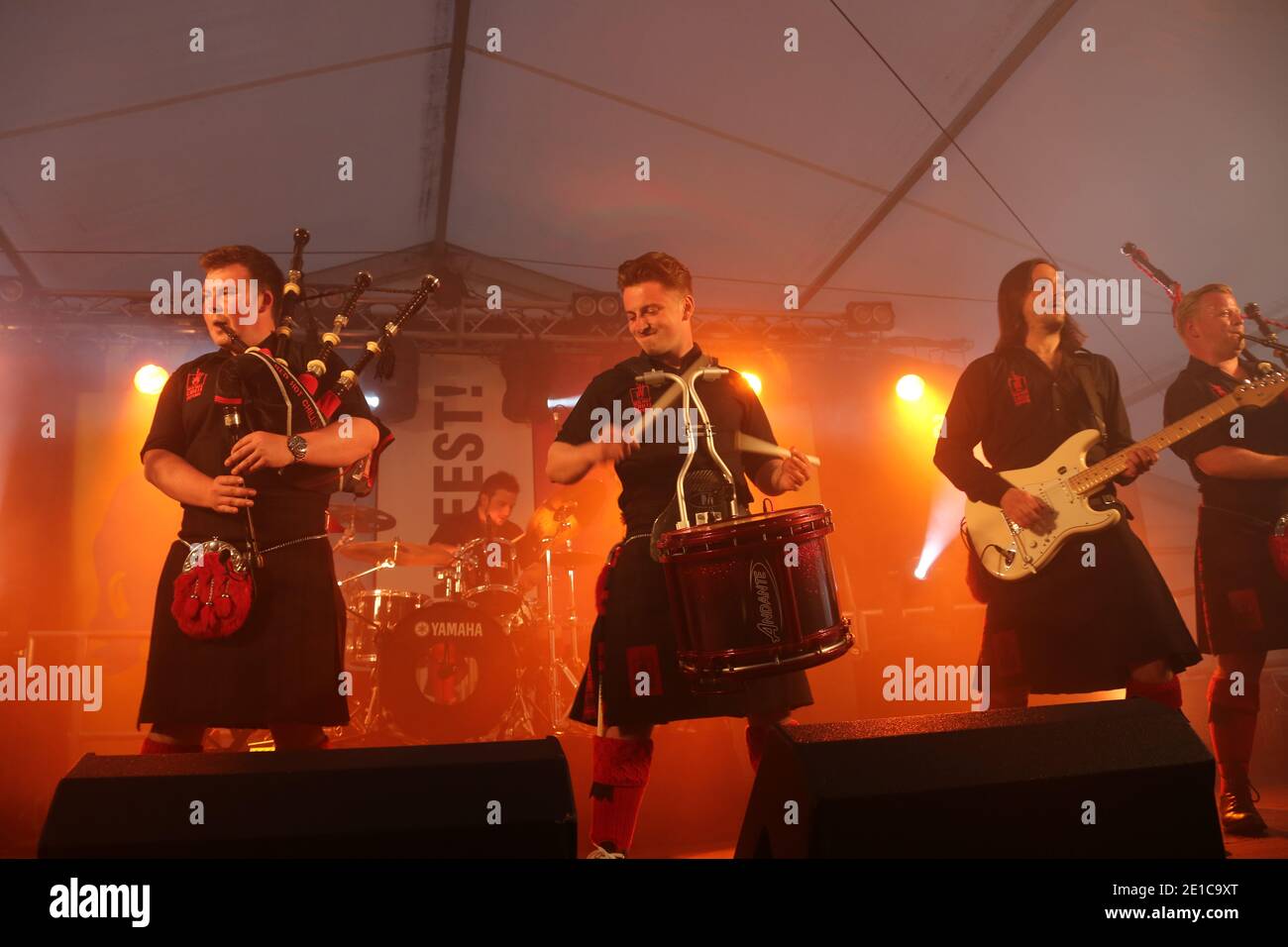 Alloway, Ayrshire, Schottland, Großbritannien, The Red Hot Chili Pipers sind eine keltische Rockband aus Schottland. Gegründet 2002, wurden sie 2007 international populär, nachdem sie die BBC-Talentshow gewonnen hatten.Wann werde ich berühmt sein? Das Line-up der Band umfasst drei Highland Dudelsackläufer und traditionelle Marching Snare, unterstützt von einer fünf- bis siebenköpfigen Band. Die jährliche Burns an ein, dass Festival . Eine kostenlose Veranstaltung von South Ayrshire Council organisiert, um den lokalen geboren schottischen Dichter Robert Burns zu feiern. festival bietet verschiedene Veranstaltungen von Live-Musik, Wohltätigkeitsstand, Phantasie Kleid, kostümierte Charaktere, Entertainer, Stockfoto