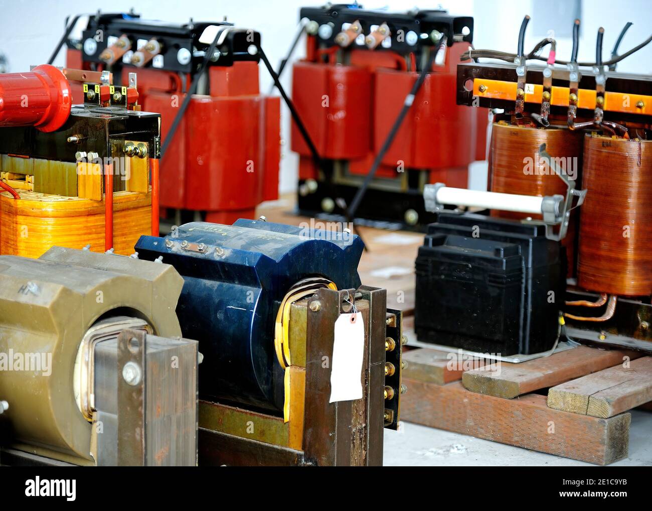 Verschiedene elektrische Spulen und andere elektrische Geräte am Cushman Umspannwerk von Tacoma Power Stockfoto
