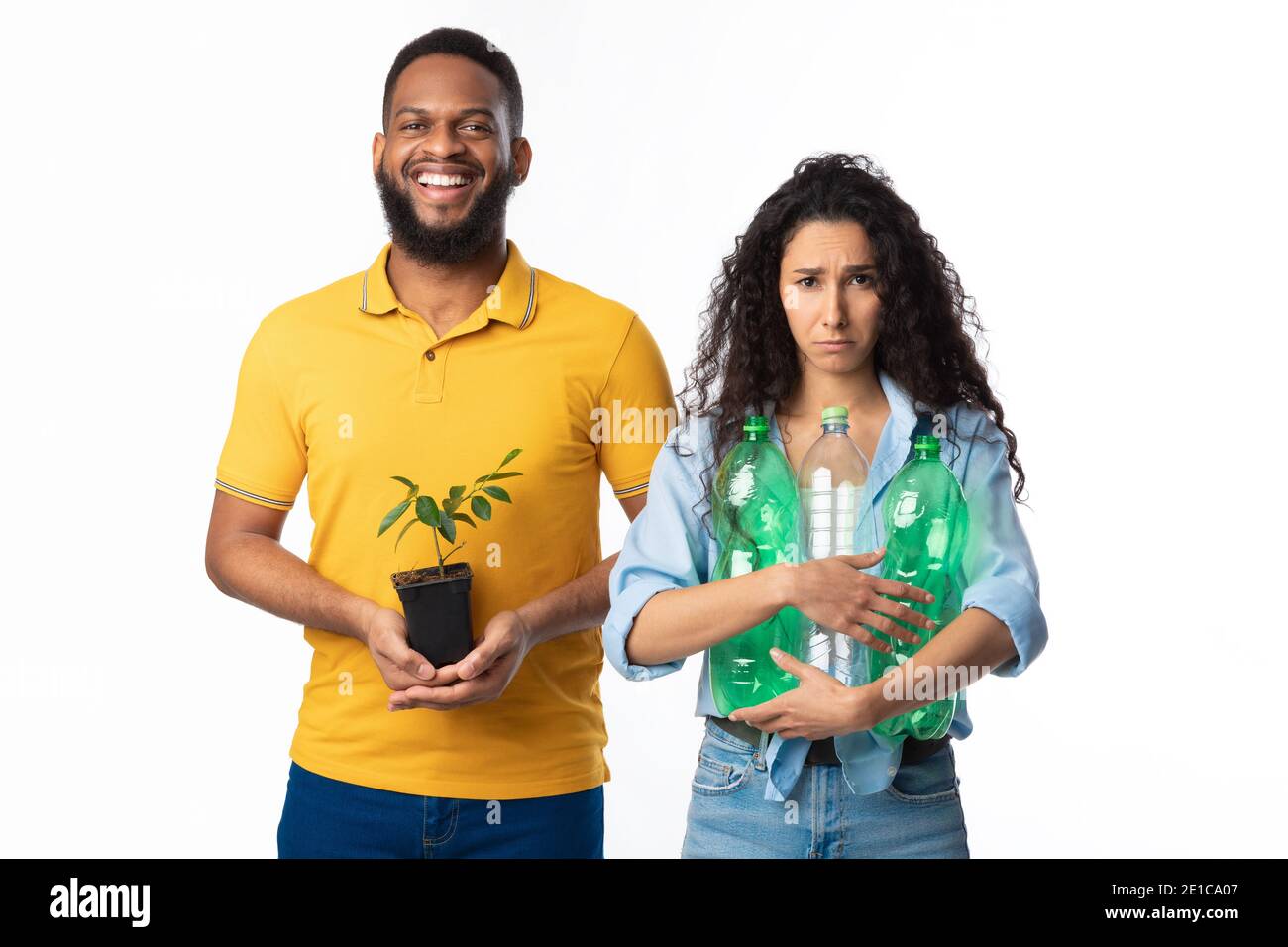 Diverse Freiwillige Halten Grüne Pflanze Und Plastikflaschen, Weißer Hintergrund Stockfoto