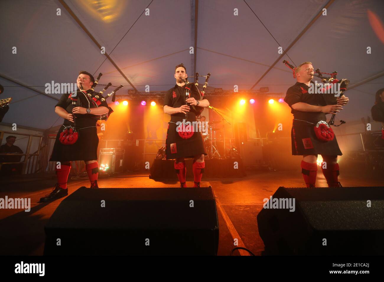 Alloway, Ayrshire, Schottland, Großbritannien, The Red Hot Chili Pipers sind eine keltische Rockband aus Schottland. Gegründet 2002, wurden sie 2007 international populär, nachdem sie die BBC-Talentshow gewonnen hatten.Wann werde ich berühmt sein? Das Line-up der Band umfasst drei Highland Dudelsackläufer und traditionelle Marching Snare, unterstützt von einer fünf- bis siebenköpfigen Band. Die jährliche Burns an ein, dass Festival . Eine kostenlose Veranstaltung von South Ayrshire Council organisiert, um den lokalen geboren schottischen Dichter Robert Burns zu feiern. festival bietet verschiedene Veranstaltungen von Live-Musik, Wohltätigkeitsstand, Phantasie Kleid, kostümierte Charaktere, Entertainer, Stockfoto