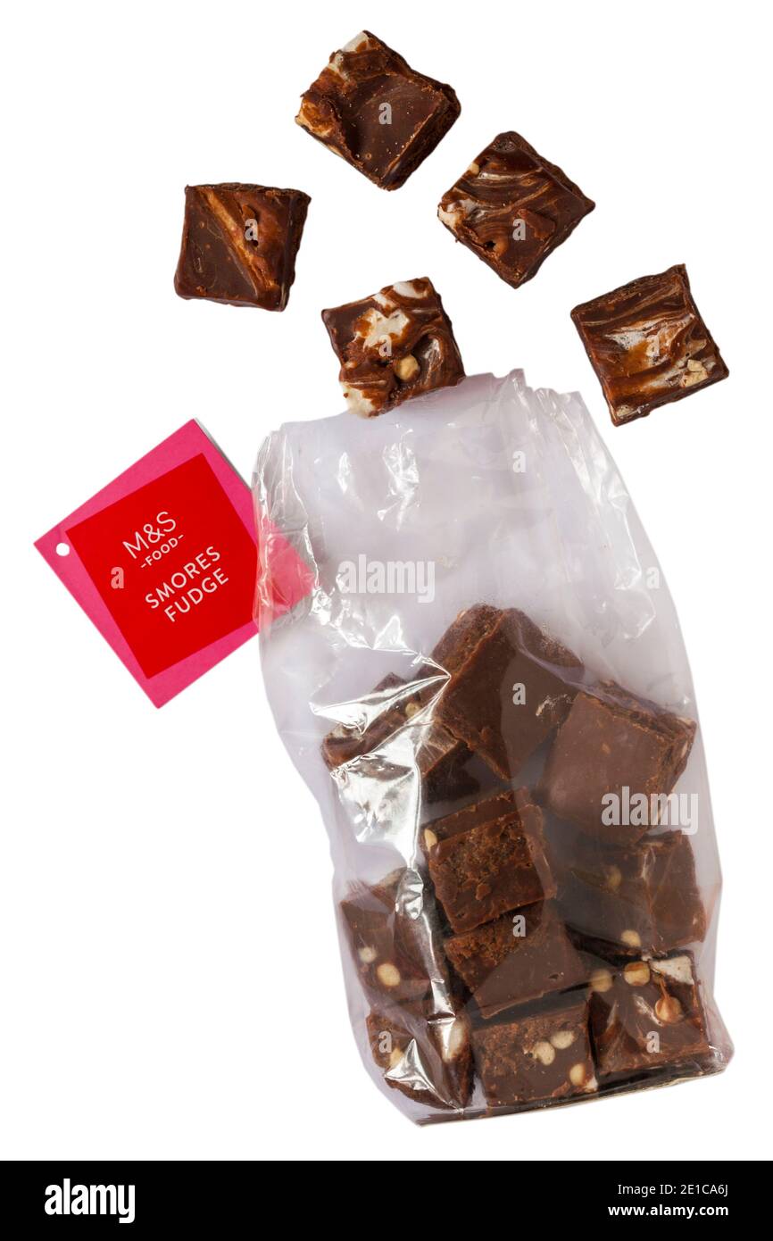 Pack von M&S Smores Fudge öffnen, um den Inhalt des Sets anzuzeigen Auf weißem Hintergrund - Dunkle Schokolade Fudge mit Keksstücken Und Marshmallows mit Vanillegeschmack Stockfoto