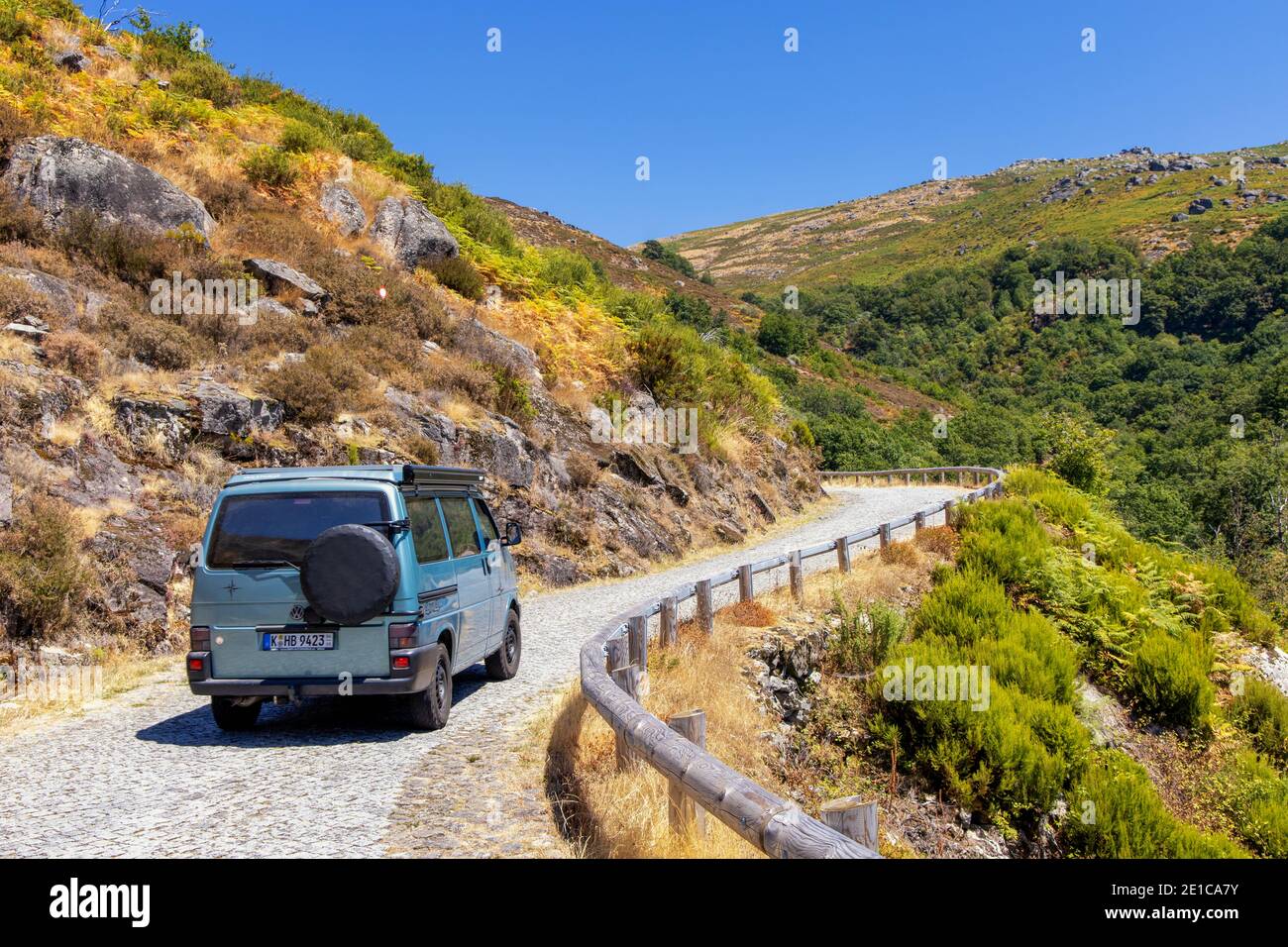 VW T4 Syncro California Coach Wohnmobil mit Pop-up-Dach an Nationalpark Peneda Gerês - nördlich von Portugal Stockfoto