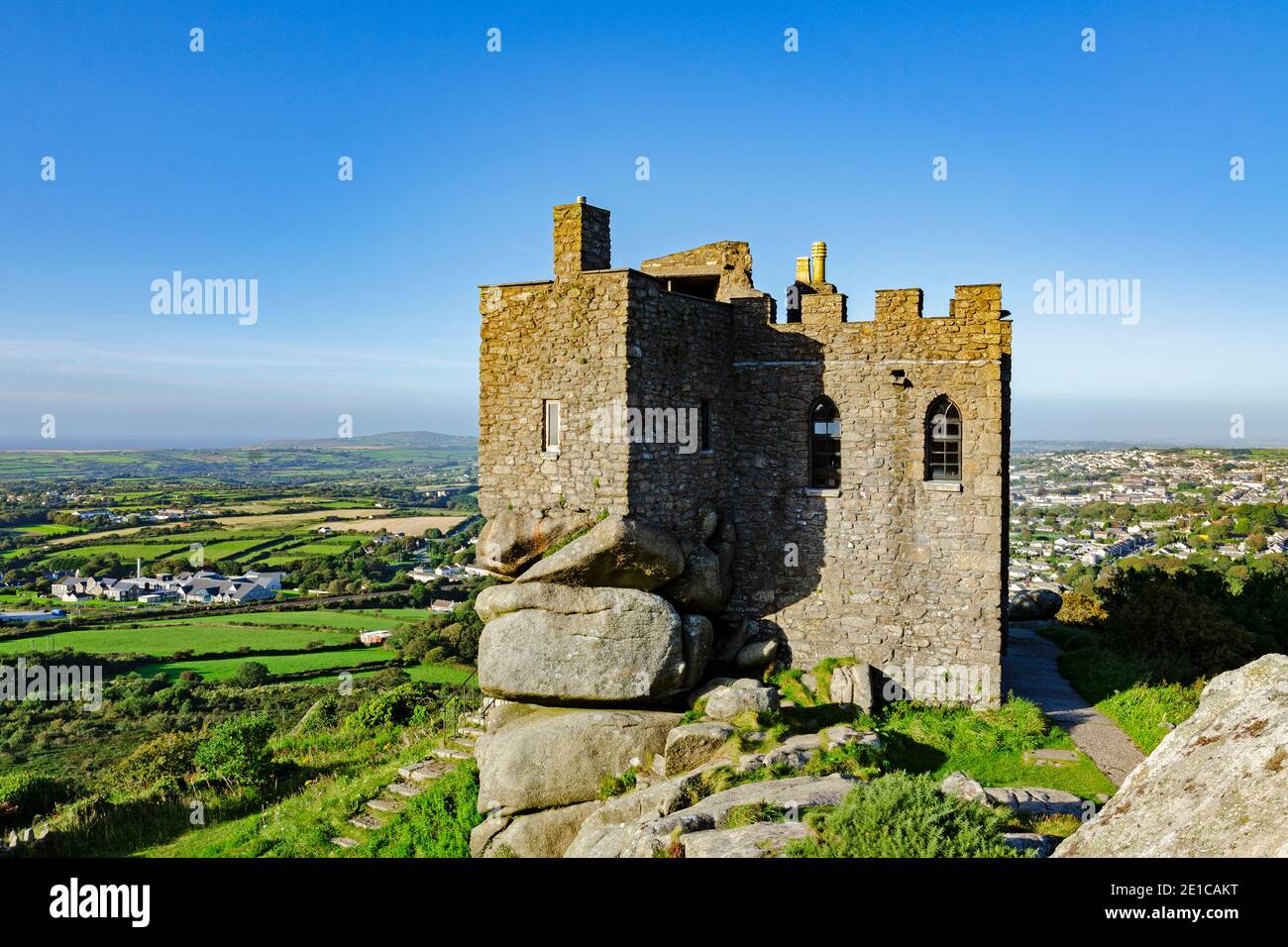 carn Brea Schloss mit Blick auf die Stadt redruth in cornwall england Stockfoto