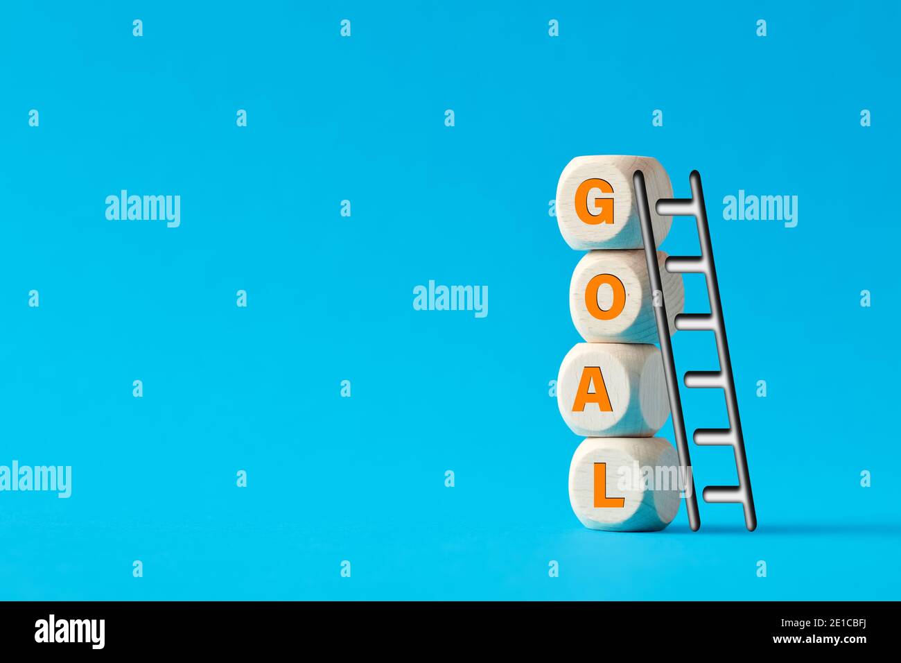 Das Wort Tor auf gestufte Holzwürfel mit einer Leiter auf blauem Hintergrund. Zielkonzept erreichen oder erreichen. Stockfoto