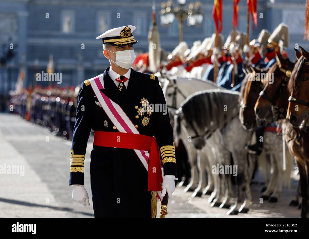 Madrid, Spanien; 06/01/2021.- die Könige von Spanien Felipe VI. Und Letizia beginnen 2021 mit ihrem ersten offiziellen Akt: Dem militärischen Osterfest. Zeremonie im Zeichen der Pandemie, einschließlich einiger Änderungen, um die sanitären Vorschriften durch das Coronavirus auferlegt folgen. Die Handlung beginnt in der Armory des Königspalastes.die Könige tragen eine andere Maske. Der König entschied sich für einen chirurgischen, während Königin Letizia einen besseren Schutz bevorzugte, der einen biologisch abbaubaren Typ FFP2 trug, der als Hauptstück einen langen Rock trug, kombiniert mit einem passenden Umhang von Carolina Herrera und Schuhen mit hohen Absätzen und gekreuzten Trägern. Stockfoto