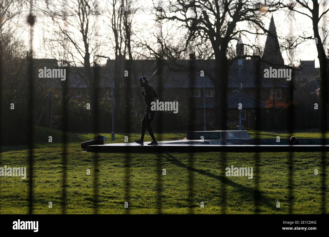 Loughborough, Leicestershire, Großbritannien. Januar 2021. Ein Mann springt im Southfields Park während der dritten nationalen Covid-19-Sperre. Credit Darren Staples/Alamy Live News. Stockfoto