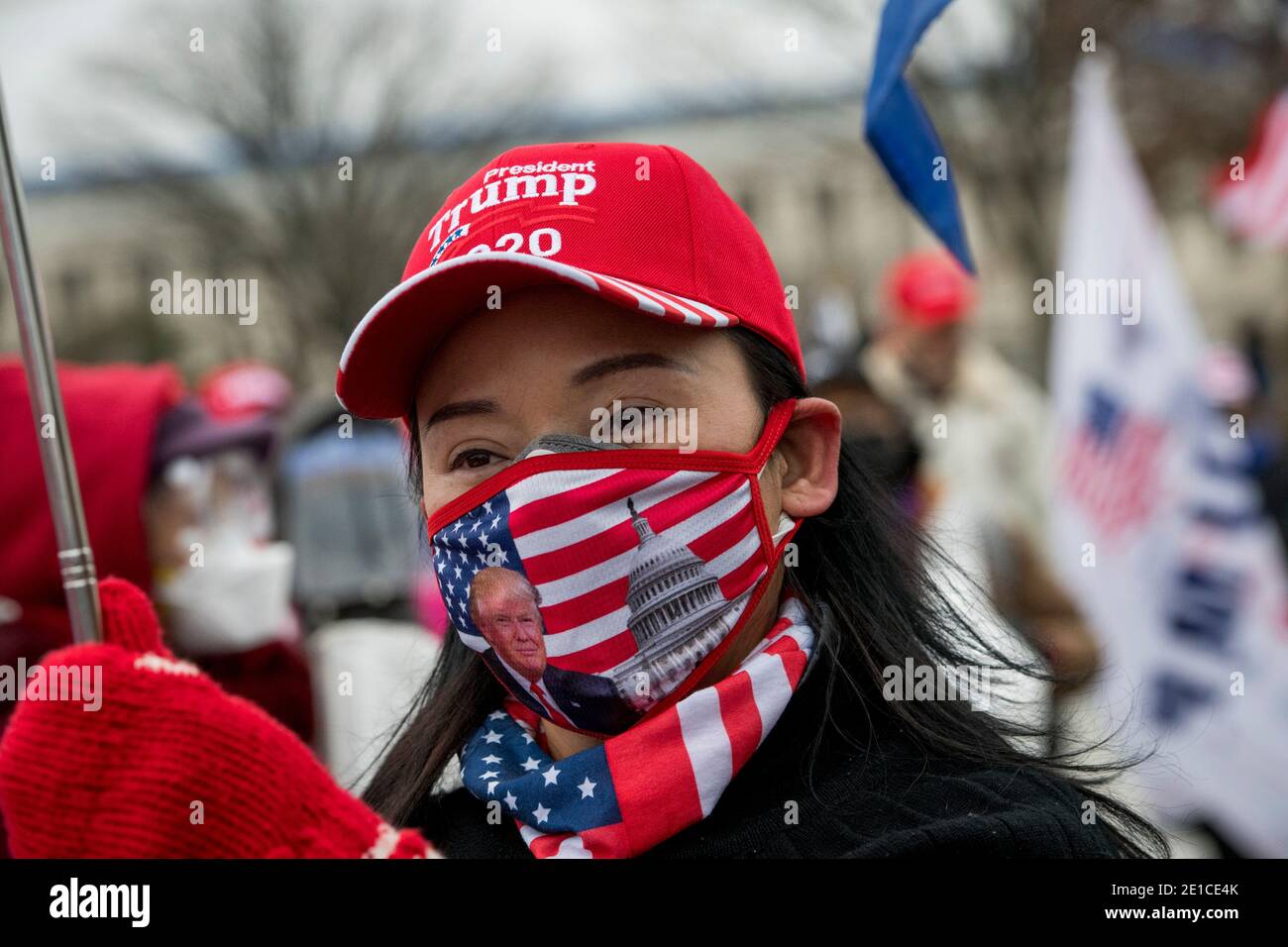 Eine kleine Menge von Präsident Trump-Anhängern versammelt sich auf der Westseite des US-Kapitols in den Stunden, bevor die Wahlstimmen während einer gemeinsamen Sitzung des US-Kongresses gezählt werden, um die Ergebnisse der Präsidentschaftswahlen 2020 im US-Haus zu bescheinigen Repräsentanzen Kammer im US-Kapitol in Washington, DC am Mittwoch, 6. Januar 2021. Die Republikaner im Kongress haben angekündigt, dass sie die Wahlstimmen von bis zu sechs Swing-Staaten herausfordern werden.Quelle: Rod Lampey/CNP /MediaPunch Stockfoto