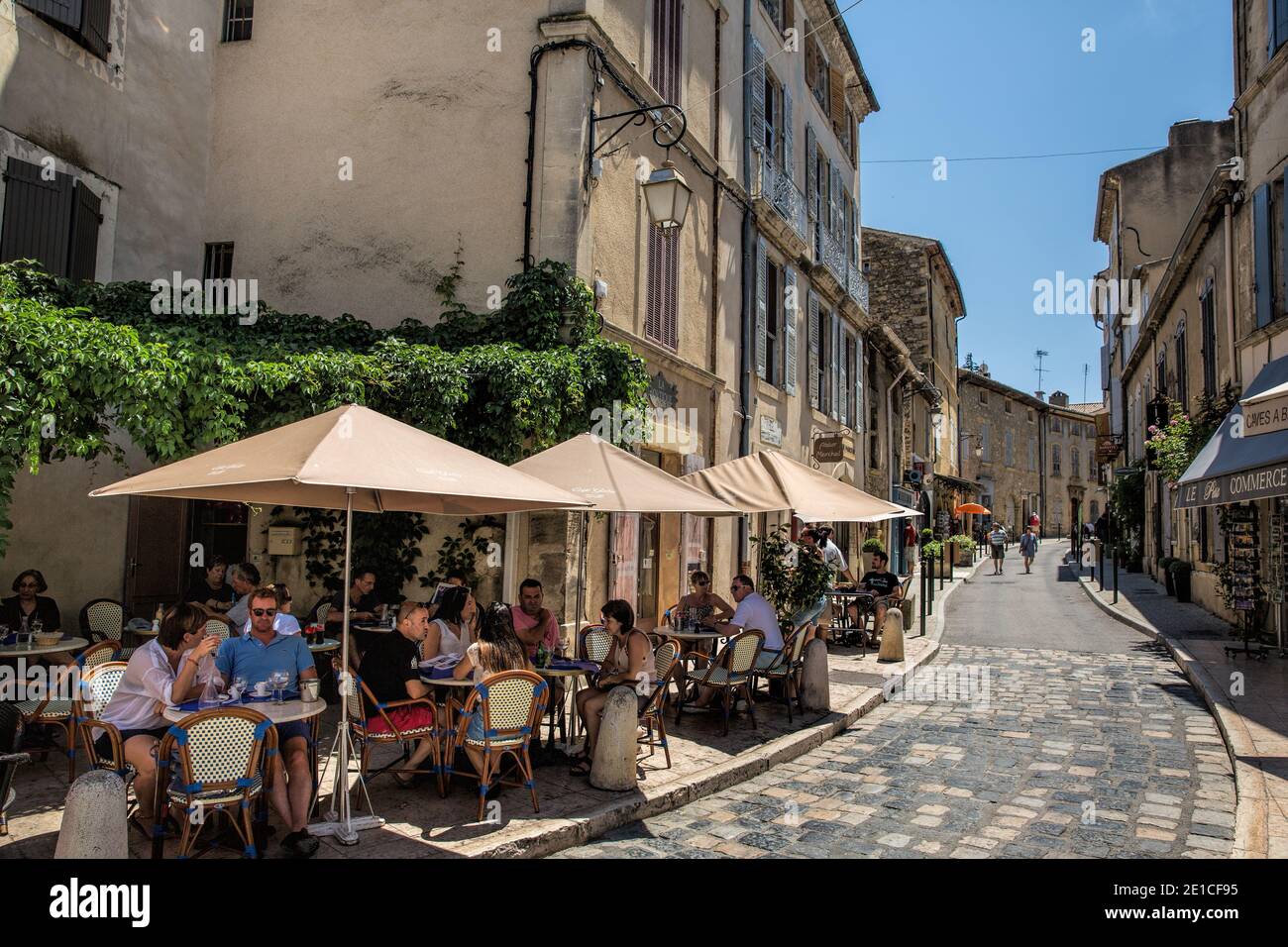 Lourmarin Frankreich 14. Juli 2015 : Café und Hauptstraße in der schönen Stadt Lourmarin Stockfoto