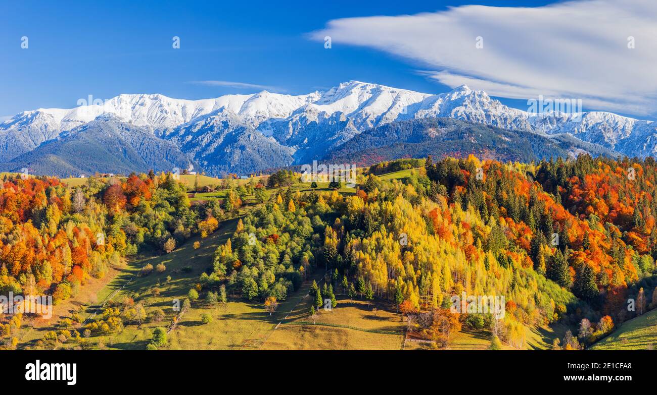 Herbst im Dorf Moeciu. Panorama der ländlichen Landschaft in den Karpaten, Rumänien. Stockfoto