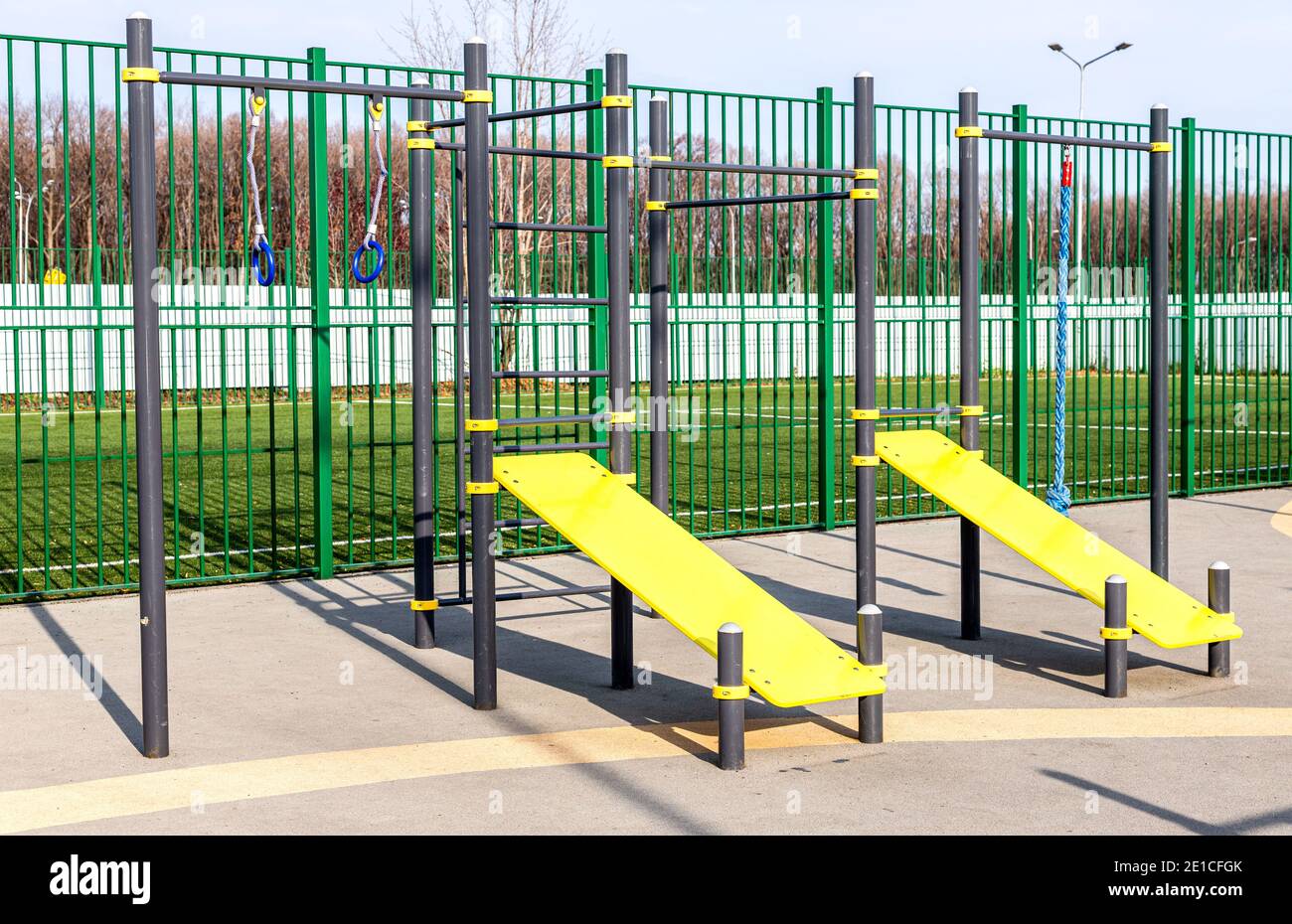Sportplatz mit Outdoor-Trainingsgeräten an sonnigen Tagen Stockfoto