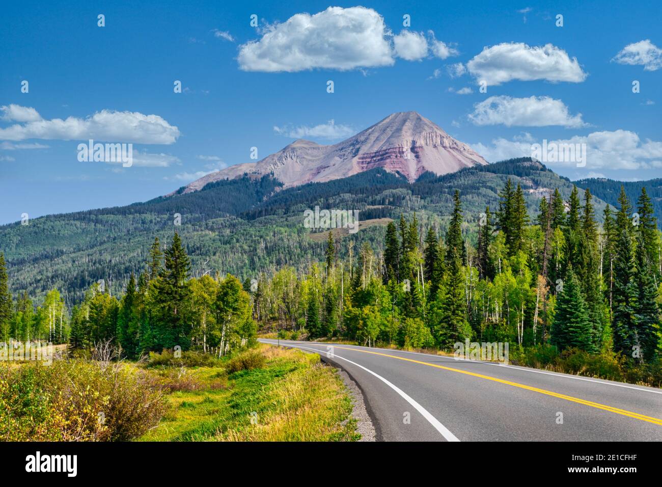 Autobahnansicht des Engineer Mountain in der Nähe von Lake City, San Juan County (Route 550) Colorado Stockfoto