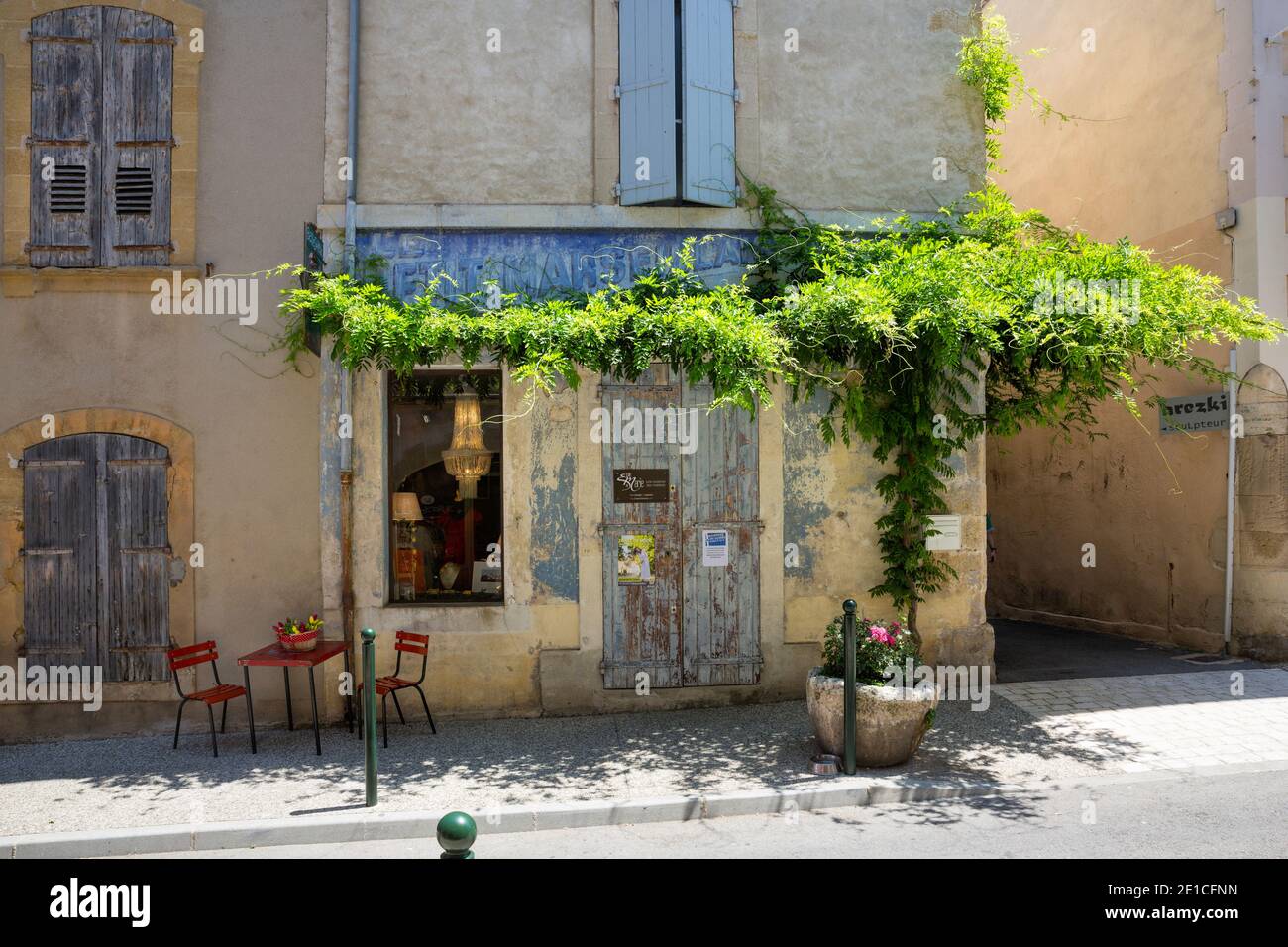 Lourmarin Frankreich 14. Juli 2015 : Geschäft und Tisch und Stühle in Lourmarin, Provence Stockfoto