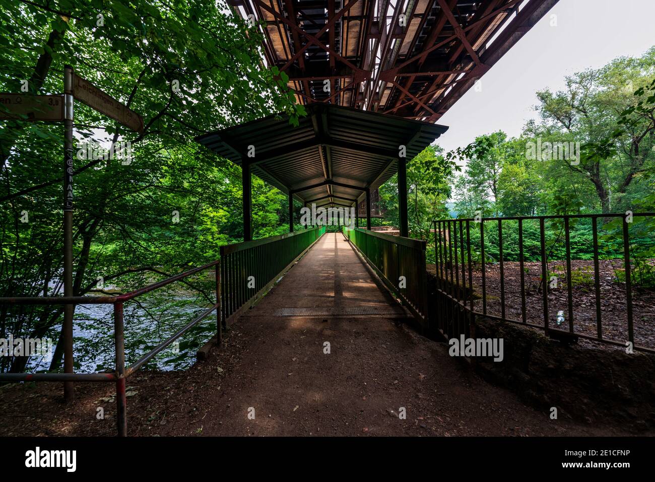 Alte Eisenbahnbrücke über die Wupper, Deutschland. Stockfoto