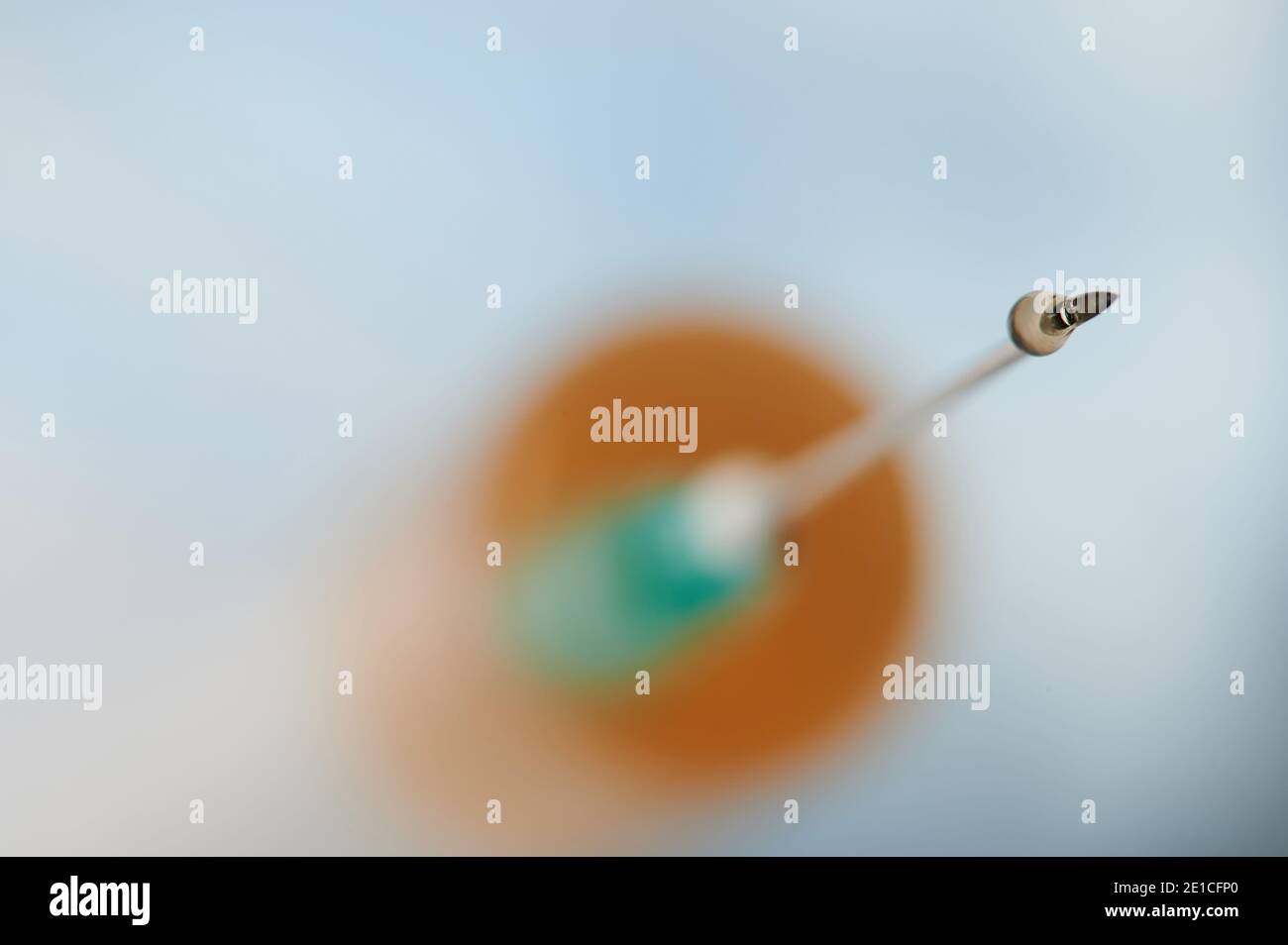 Tropfen auf Spritzennadel Makro Nahaufnahme auf verschwommen Hintergrund Stockfoto