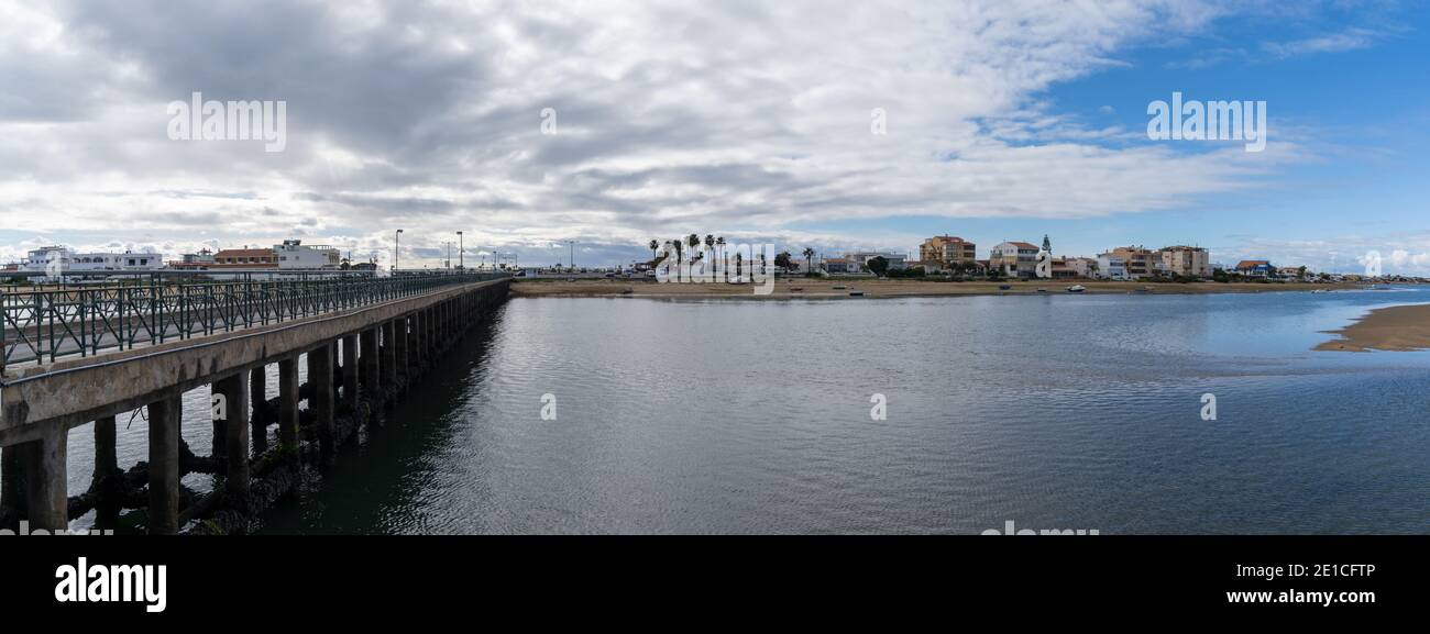 Faro, Portugal - 4. Januar 2020: Blick auf die alte Brücke, die zur Insel Faro führt und den Strand an der Algarve von Portugal Stockfoto