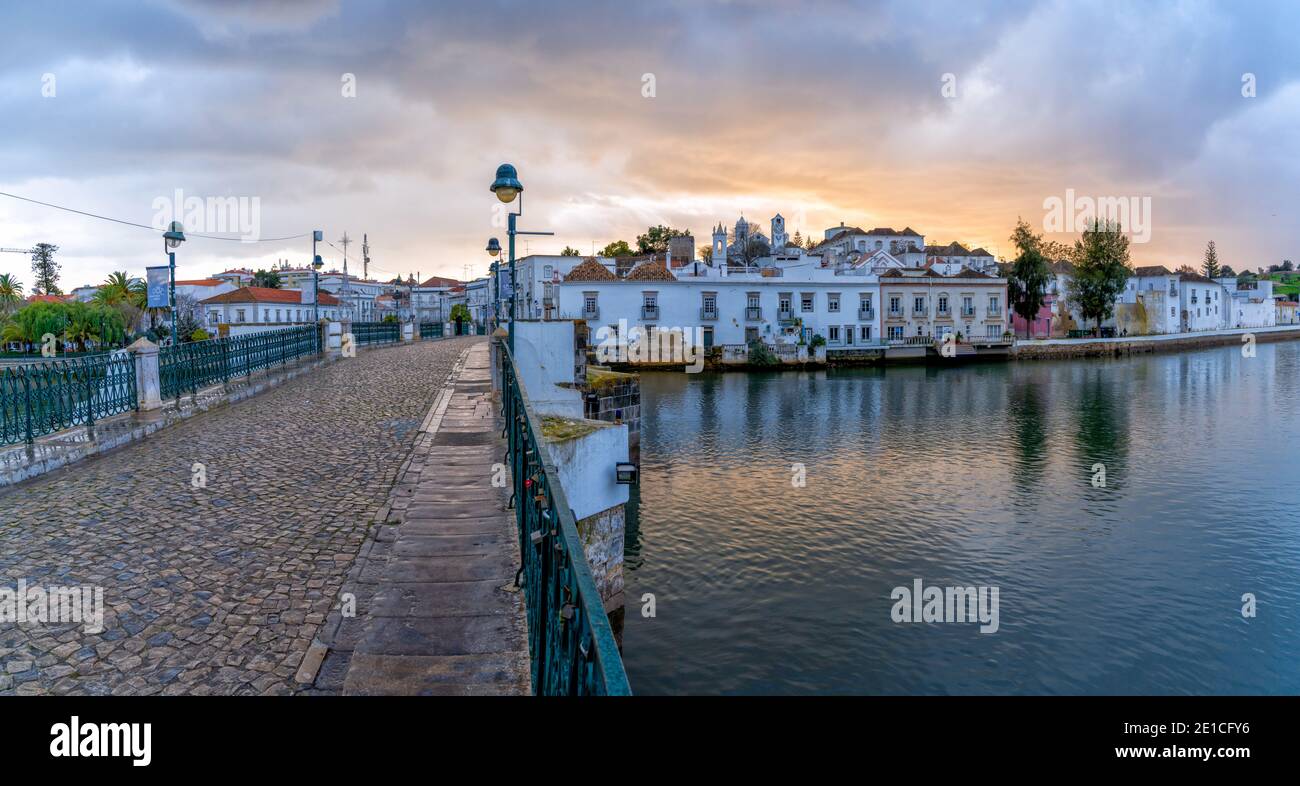 Tavira, Portugal - 4. januar 2020: Blick auf die Altstadt von Tavira Stockfoto