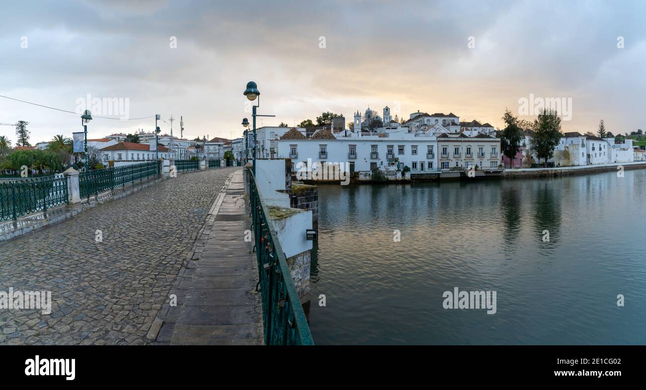 Tavira, Portugal - 4. januar 2020: Blick auf die Altstadt von Tavira Stockfoto