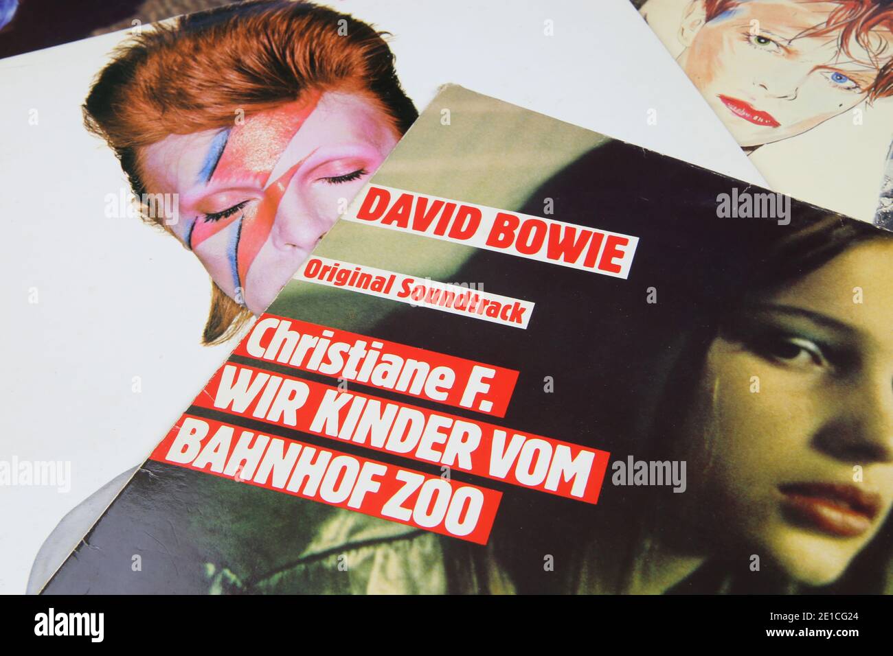 Viersen, Deutschland - 1. Mai. 2020: Nahaufnahme des Vinylschallcovers david bowie Soundtrack aus dem Film Christiane F. wir Kinder vom Bahnhof Zoo (FOC Stockfoto