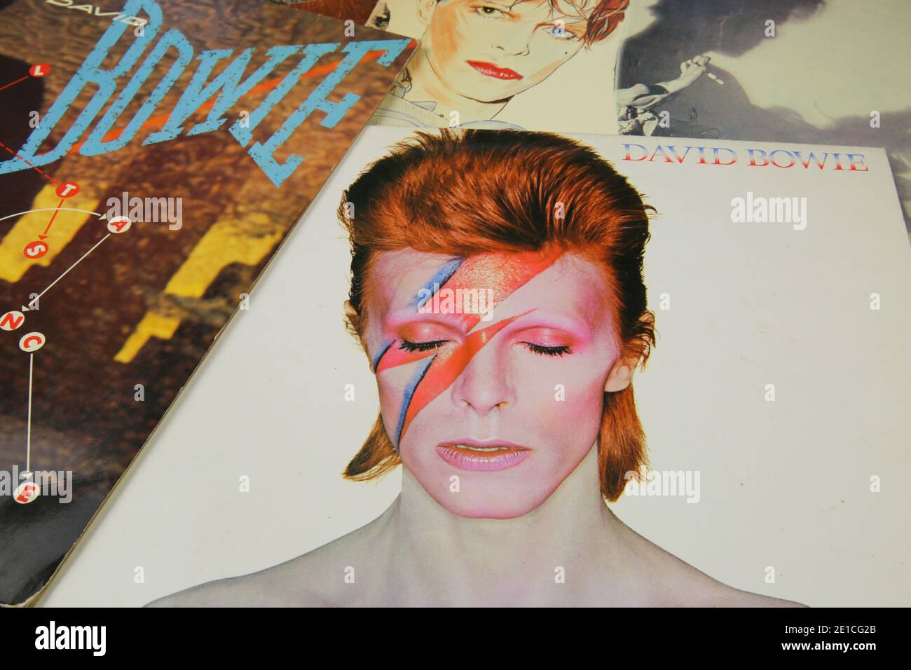 Viersen, Deutschland - 1. Mai. 2020: Nahaufnahme der Vinylplatten-Coverkollektion von Sänger David Bowie Stockfoto