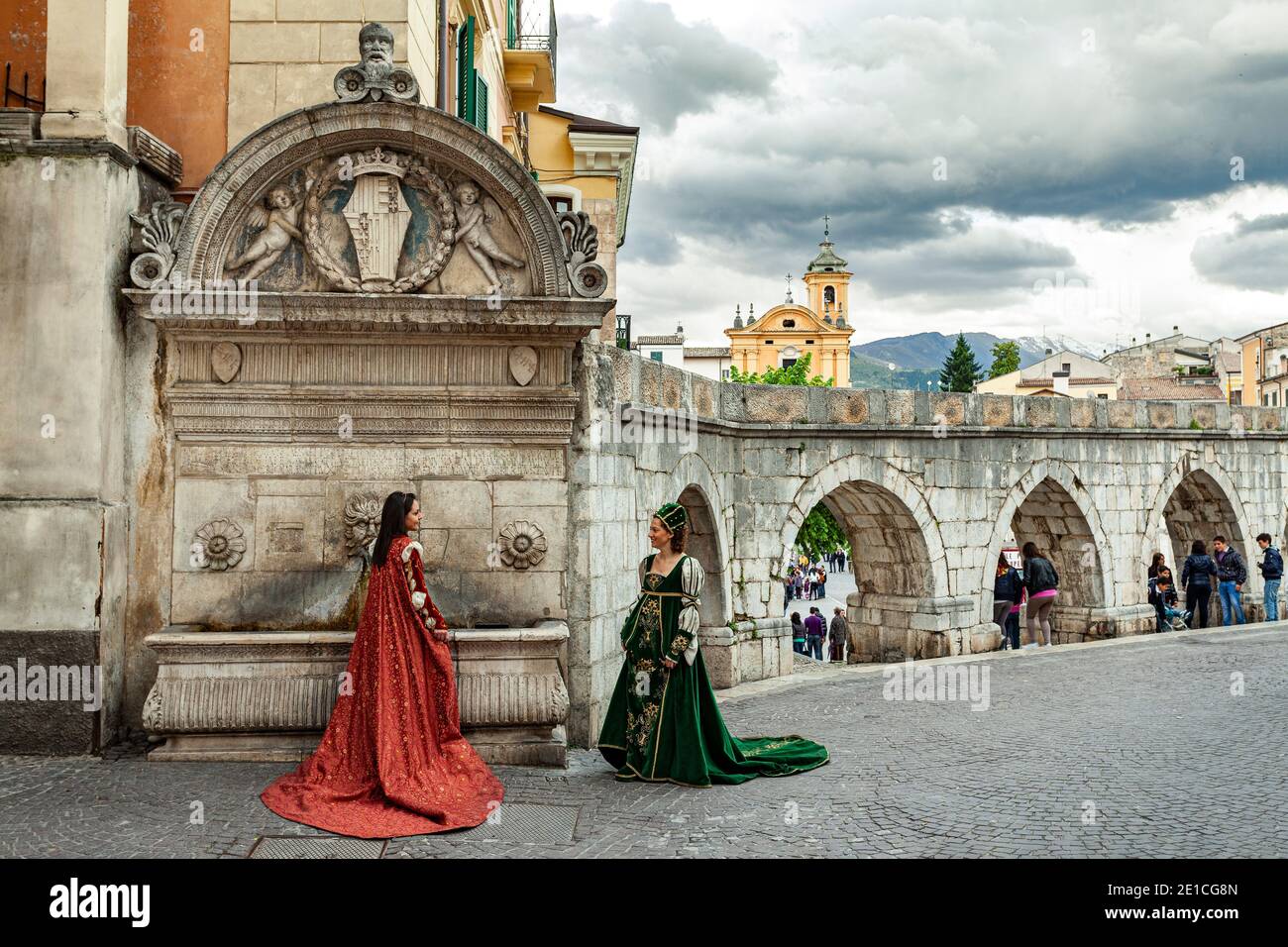 Historische Darstellung im historischen Kostüm. Ritterliches Joust von Sulmona. Provinz L'Aquila, Abruzzen, Italien, Europa Stockfoto