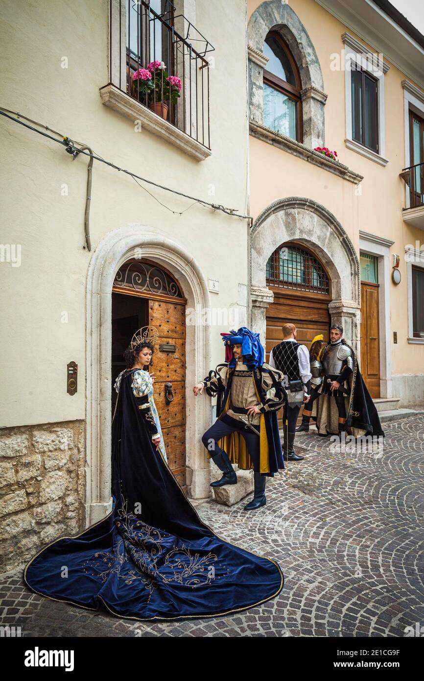 Historische Darstellung im historischen Kostüm. Ritterliches Joust von Sulmona. Provinz L'Aquila, Abruzzen, Italien, Europa Stockfoto