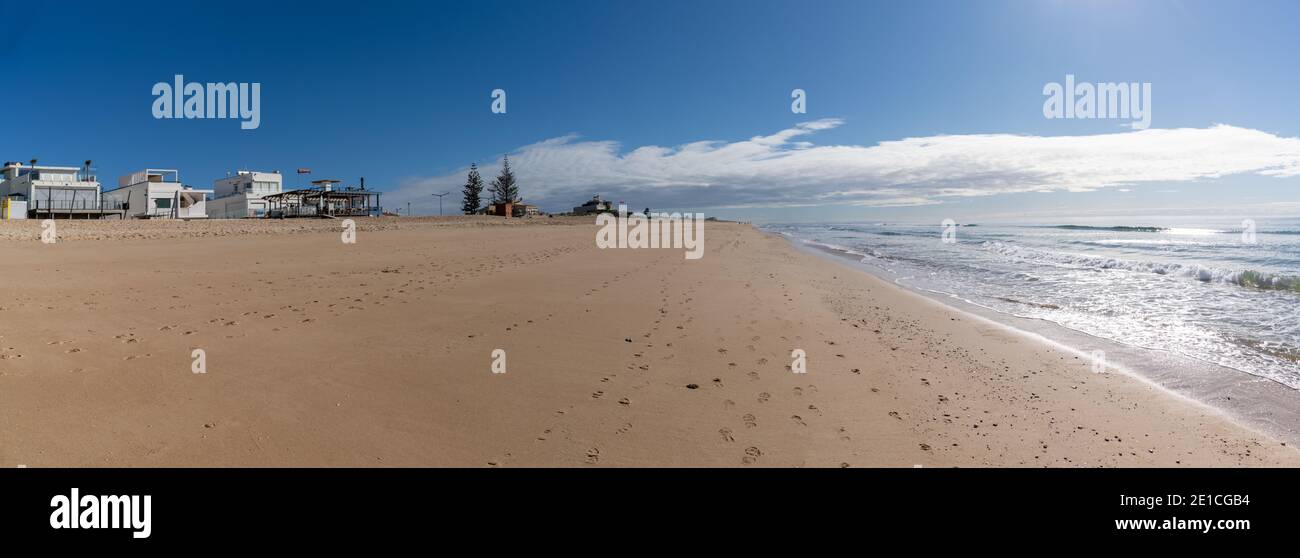 Schöner Strand von Faro an der Algarve Küste von Portugal Stockfoto