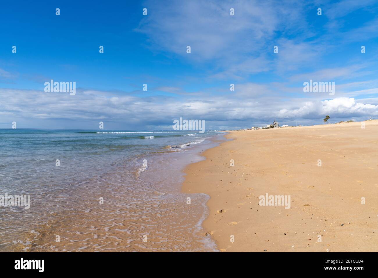 Schöner Strand von Faro an der Algarve Küste von Portugal Stockfoto
