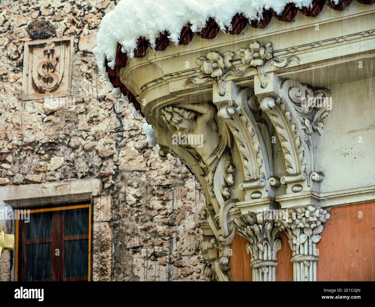 Details der Freiheitsarchitektur, Jugendstil, in einer alten Stadt Abruzzen. Im Hintergrund das Symbol der Celestines. Abruzzen, Italien, Europa Stockfoto