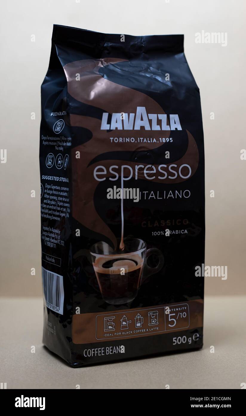 Kaffeebohnen Lavazza, 500 g. Turin, Italien, 1895. Espresso Italiano. Classico 100 % Arabica. Ideal für schwarzen Kaffee und Latte. Stockfoto