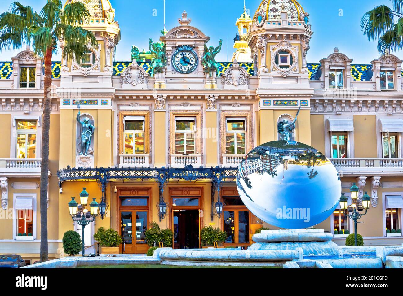 Monte Carlo, Monaco, Januar 20 2020: Casino de Monte-Carlo berühmte Wahrzeichen bunte Fassade. Kultiger Spiel- und Unterhaltungskomplex in Stockfoto