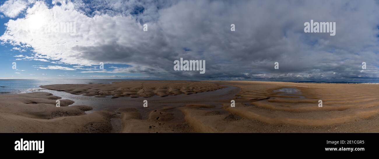 Blick auf Sandbänke und Gezeitenbecken auf einer Schranke Insel bei Ebbe Stockfoto