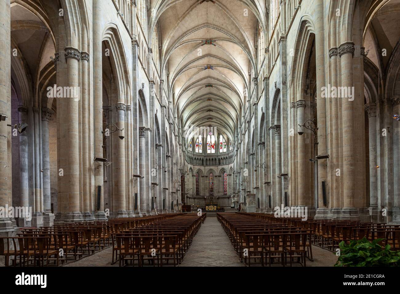 Mittelschiff der Kathedrale von San Maurizio in Vienne. Alvernia-Rodano-Alpi, Frankreich, Europa Stockfoto