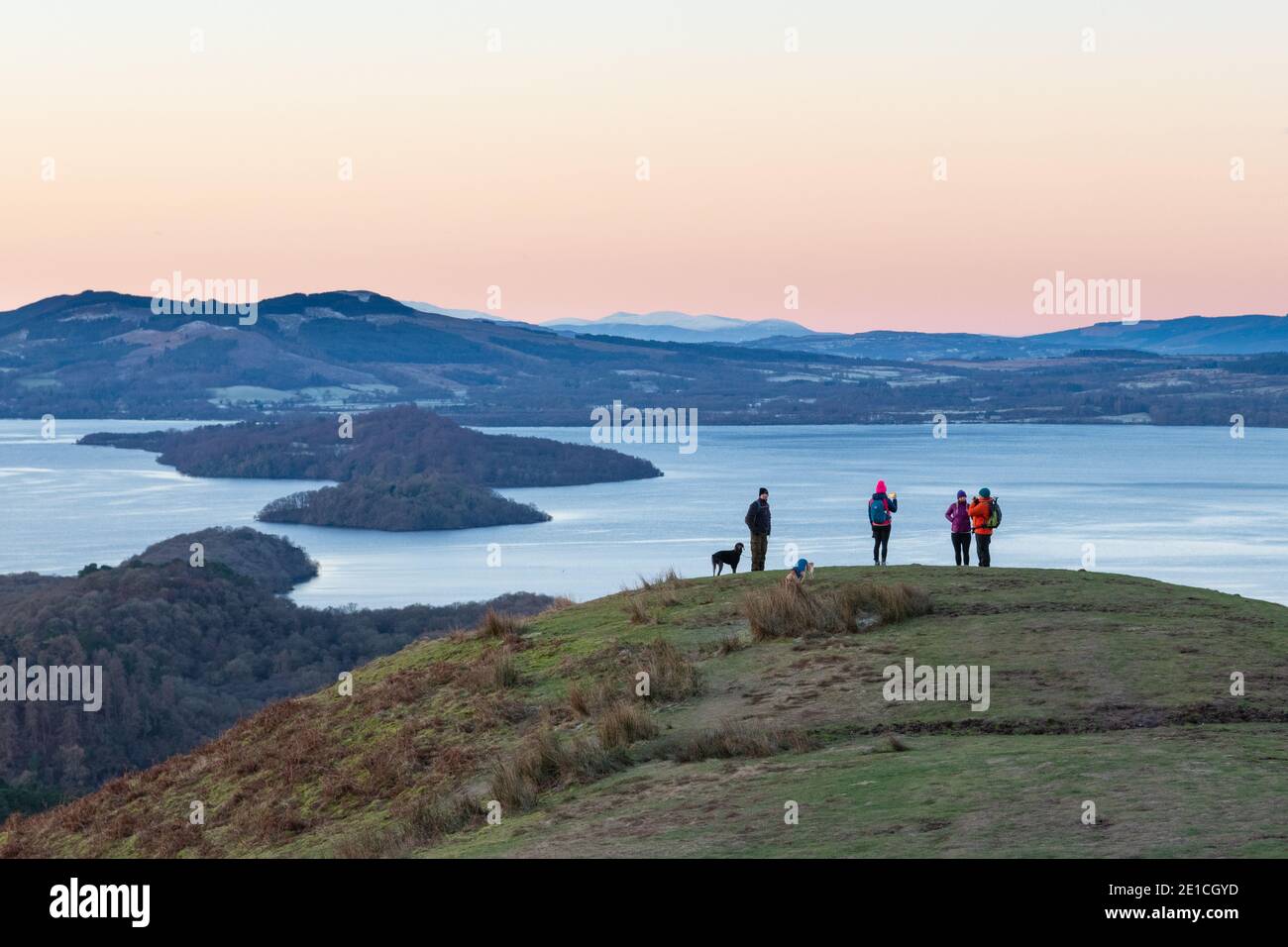 Blick auf Loch Lomond und die Grenzverwerfung des Hochlandes von Conic Hill bei Sonnenaufgang - Schottland, Großbritannien Stockfoto