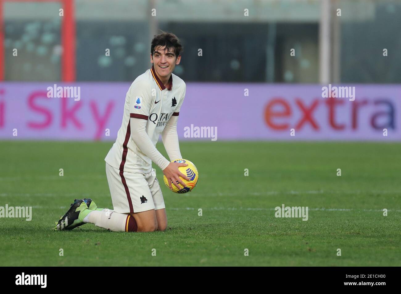 Crotone, Italien. Januar 2021. Gonzalo Villar (AS Roma) während der Serie A Fußballspiel zwischen Crotone - Roma, Stadio Ezio Scida am 06. Januar 2021 in Crotone Italien/LM Credit: Emmanuele Mastrodonato/LPS/ZUMA Wire/Alamy Live News Stockfoto