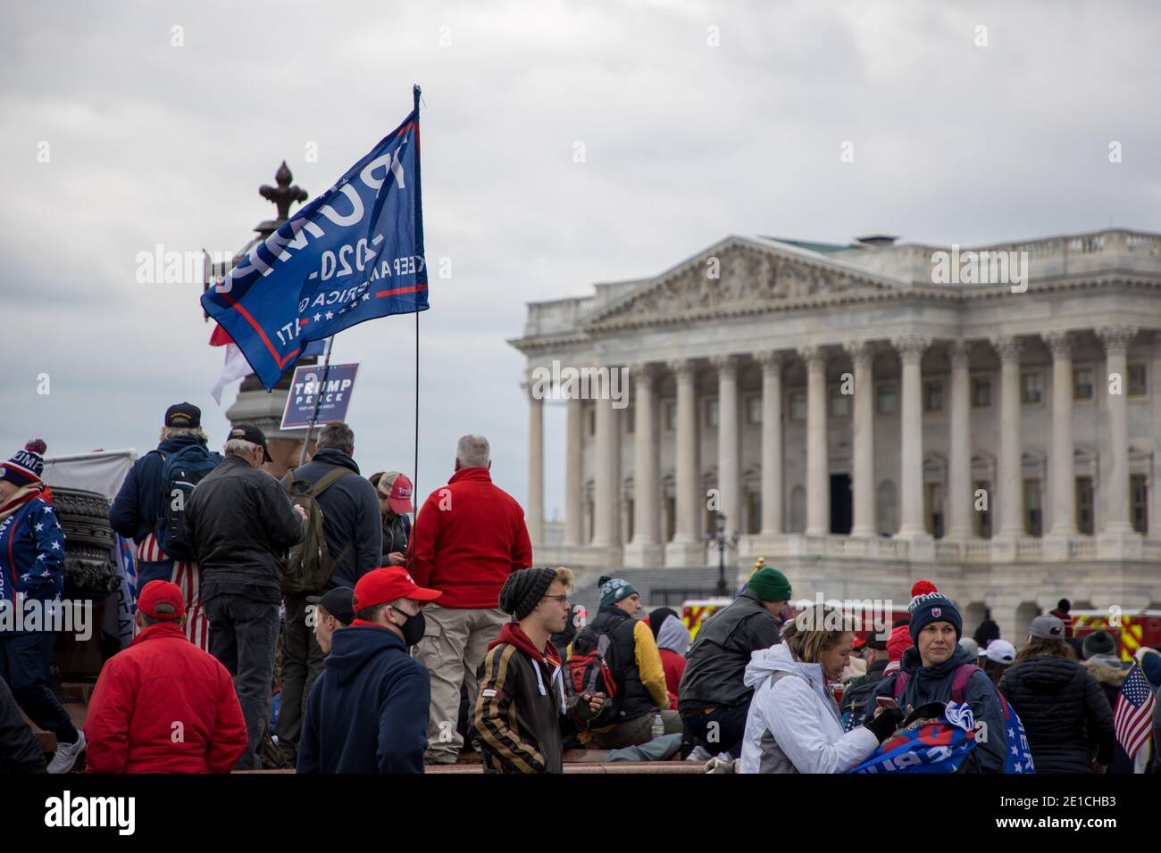 Washington, USA, 06. Januar 2021. Anhänger von Präsident Donald J. Trump kommen auf den Capitol Hill, um gegen die Bescheinigung der Wahl des Wahlkollegs zu protestieren. Kredit: Val Pucci/Alamy Live Nachrichten Stockfoto